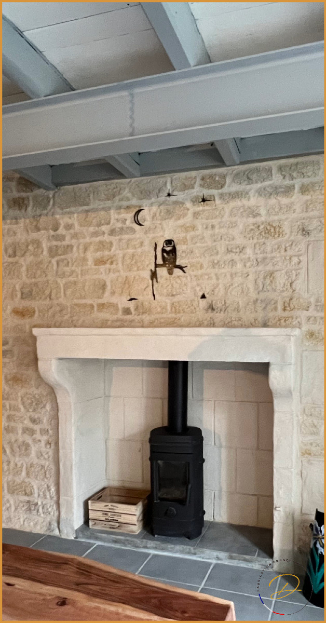 Mur de chemin&eacute;e aspect pierre