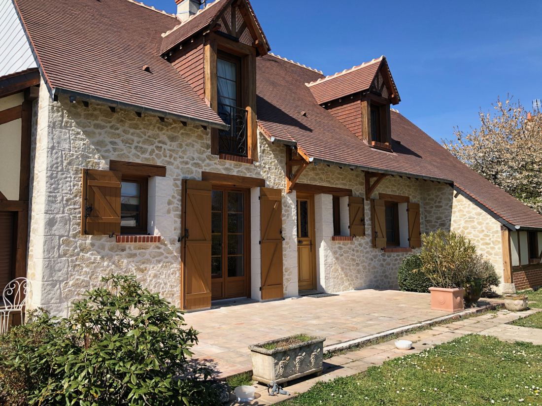 M&eacute;lange pierre et bois pour cette maison