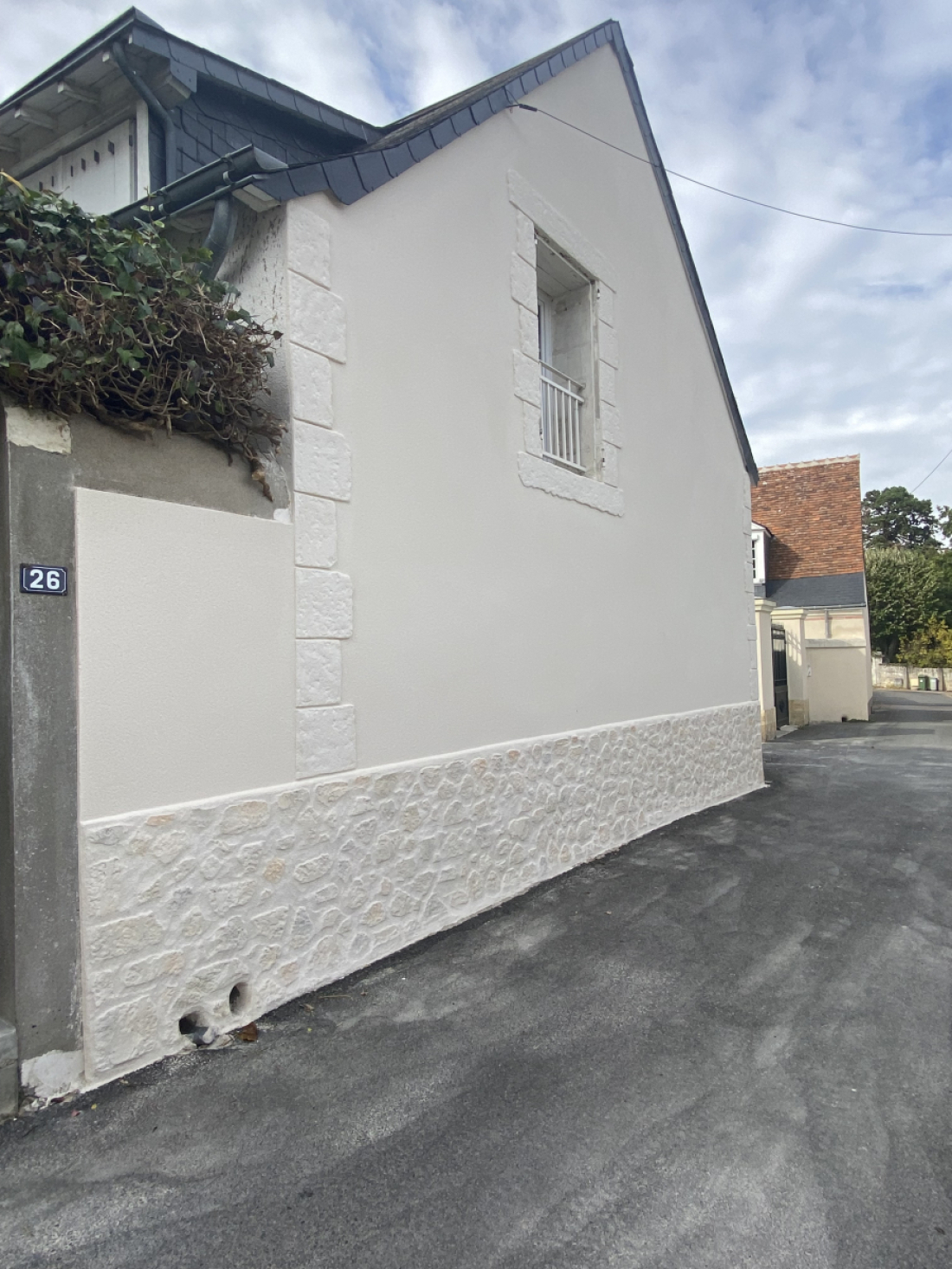 D&eacute;coration du pignon c&ocirc;t&eacute; rue avec sous bassement aspect pierre