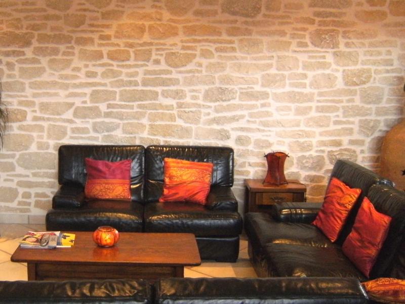 Mur DECOPIERRE canapé