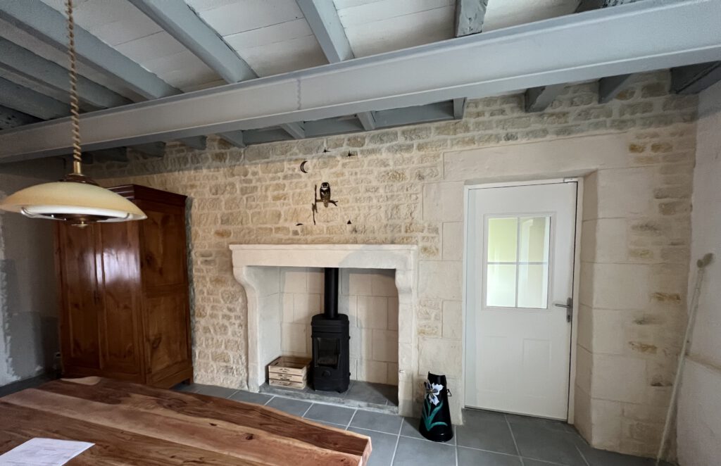 Salle à manger avec poutre bois