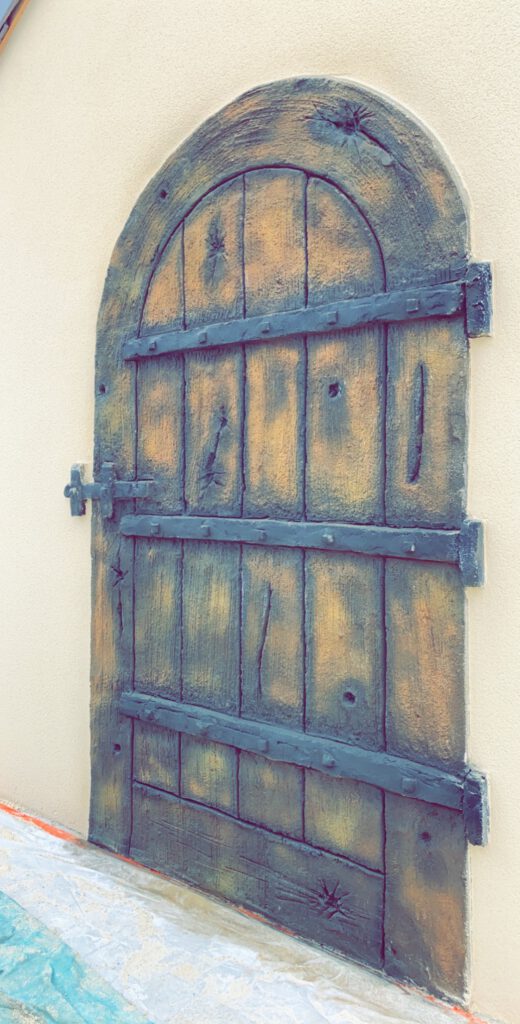 Fausse porte aspect bois