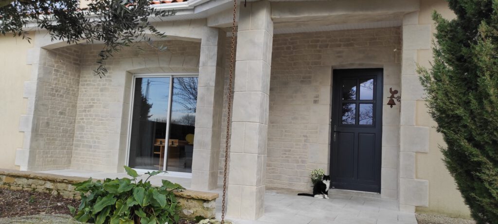 Porche d&rsquo;entrée avec poteaux