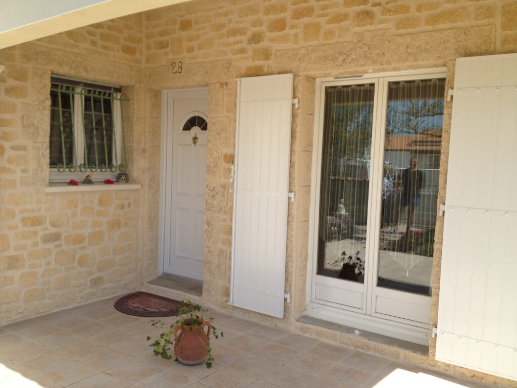 Porche d&rsquo;entrée couvert