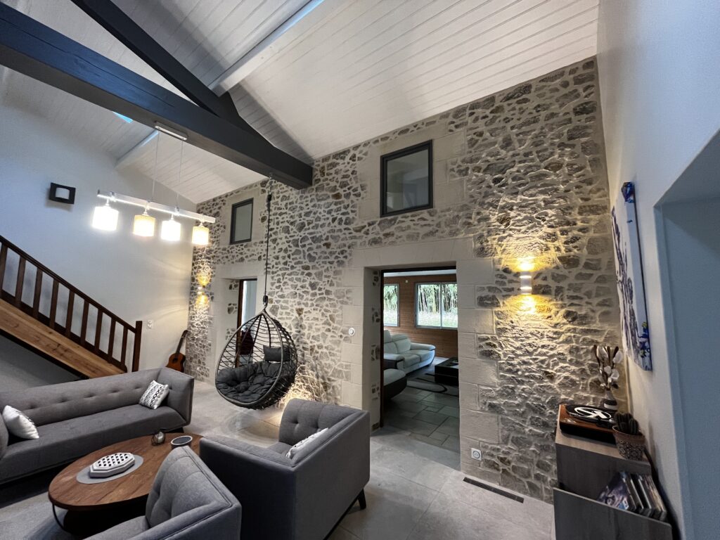 Décoration en DECOPIERRE d&rsquo;un mur dans une grande pièce de vie.
