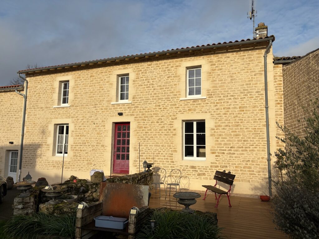 Ravalement décoratif avec notre enduit DECOPIERRE